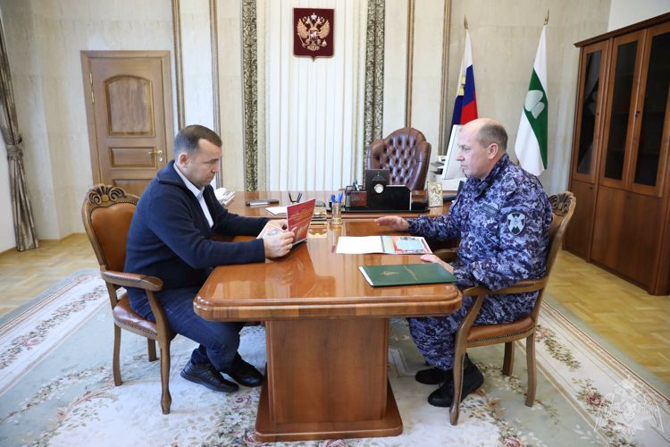 Губернатор Курганской области Вадим Шумков и начальник регионального управления Росгвардии полковник Андрей Быстров обсудили вопросы взаимодействия