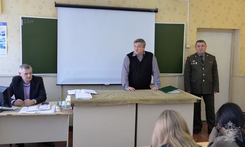В Кургане представители Росгвардии проводят профориентационные занятия со школьниками