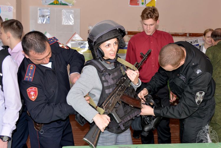 Росгвардейцы показали зауральским школьникам оружие и экипировку
