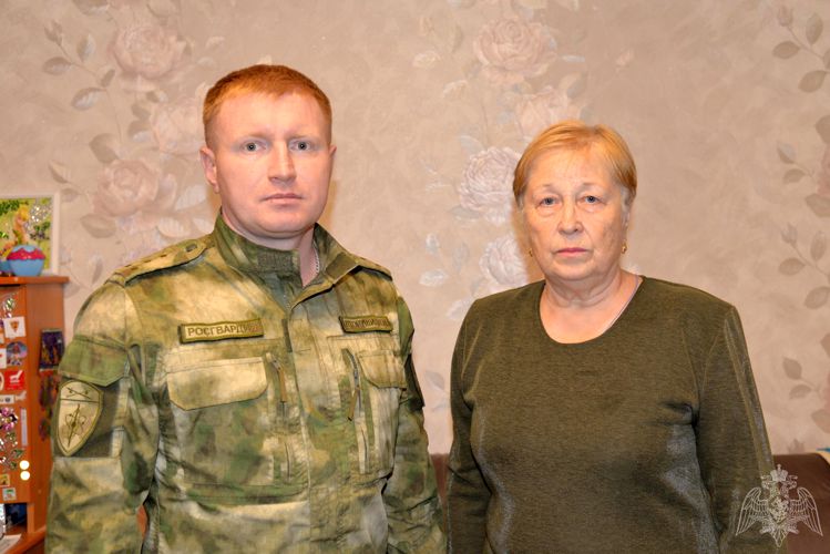 В Зауралье Росгвардейцы посетили родителей военнослужащих внутренних войск, погибших при исполнении служебных обязанностей