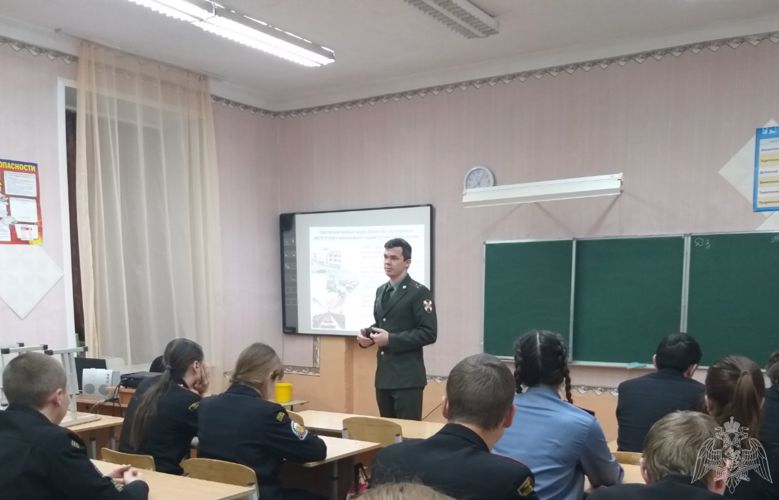 Курганские росгвардейцы проводят профориентационные занятия со школьниками