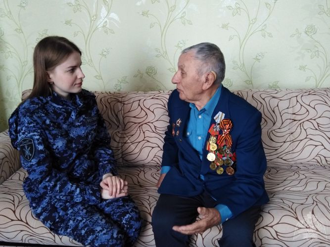 Ветеран, во время войны готовивший самолеты к боевым вылетам, поделился воспоминаниями с курганскими росгвардейцами (видео)