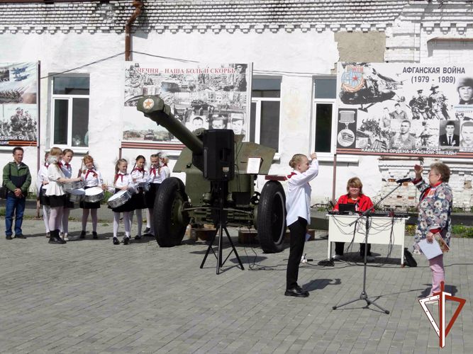 Ветераны войск правопорядка провели для школьников из Зауралья патриотическое мероприятие 