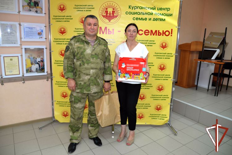 Росгвардейцы в Зауралье помогли социально незащищённым семьям собрать детей в школу