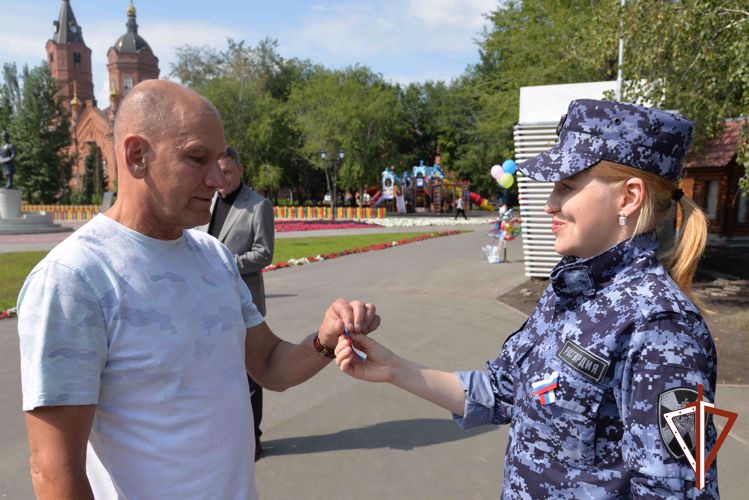 Росгвардейцы в Кургане поддержали патриотическую акцию «С флагом на сердце»