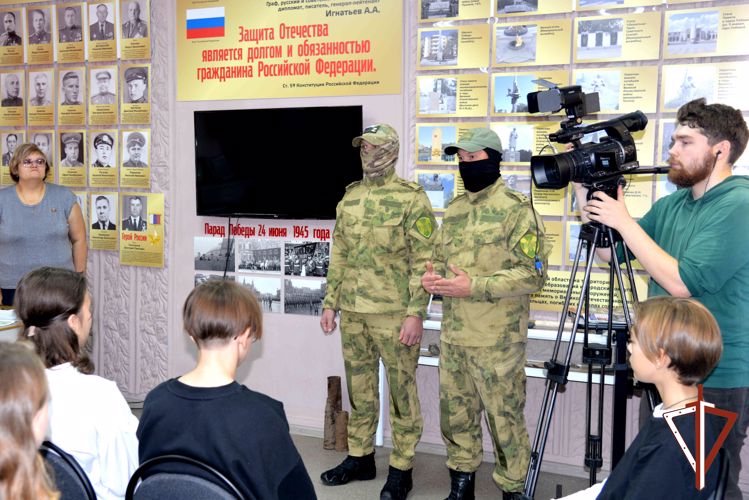 Сотрудники Росгвардии — участники специальной военной операции встретились со школьниками в Кургане (видео)