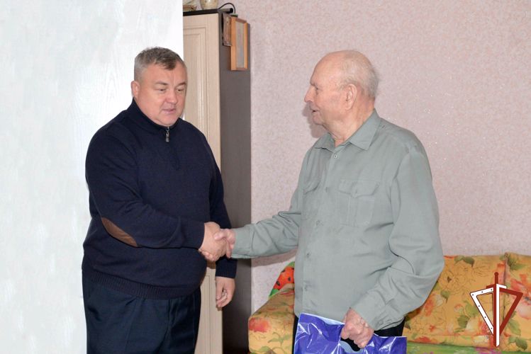 Представители Росгвардии навестили в Кургане ветерана НКВД, боровшегося с «бандеровщиной»
