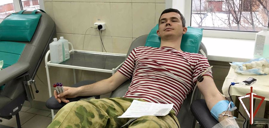 Военнослужащие и сотрудники Росгвардии пополнили банк крови медицинских учреждений в Кургане