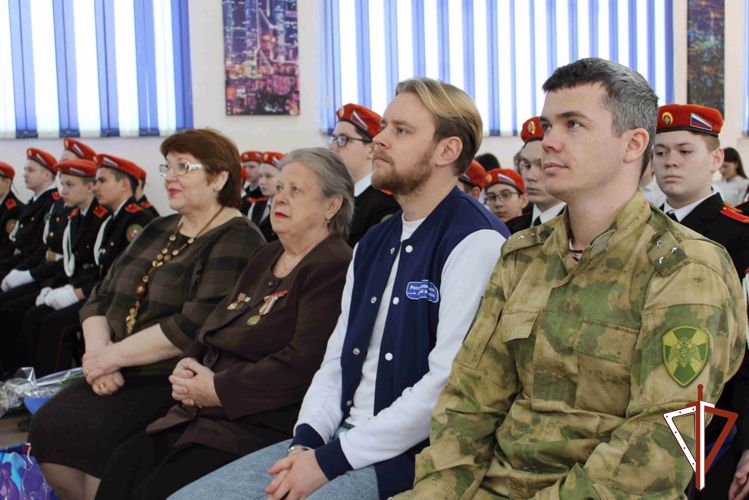 Росгвардейцы и учащиеся подшефной школы встретились с жительницей Кургана, рожденной в блокадном Ленинграде