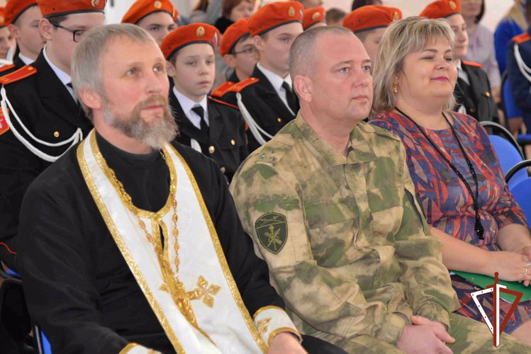 Представители Росгвардии поздравили курганских школьников с  посвящением в кадеты