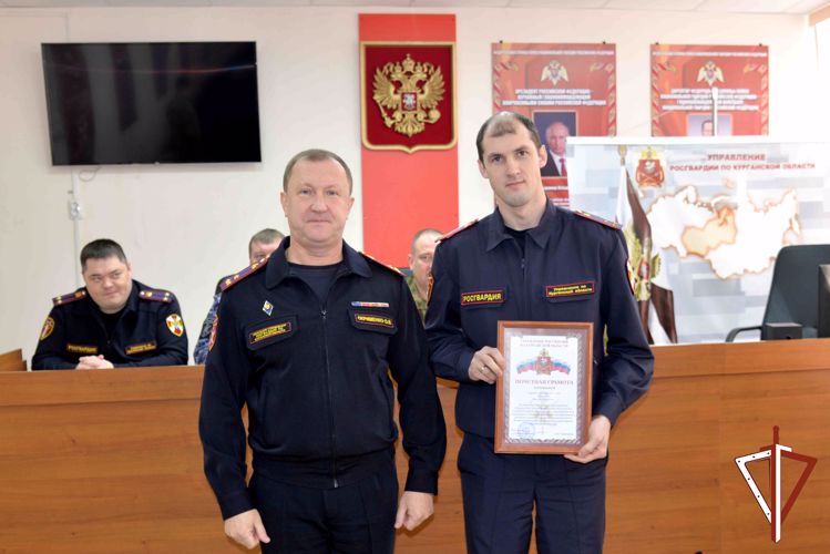 Сотрудников государственного контроля и лицензионно-разрешительной службы Росгвардии наградили в Кургане