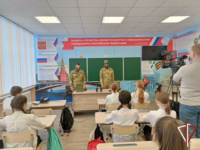 Ко Дню защитника Отечества росгвардейцы - участники спецоперации провели в курганской школе «Разговоры о важном» (видео)