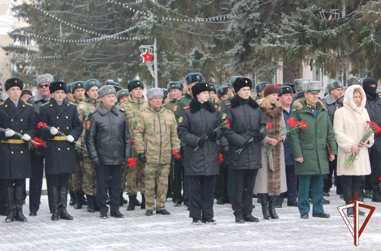 Представители Росгвардии в Кургане почтили память защитников Отечества