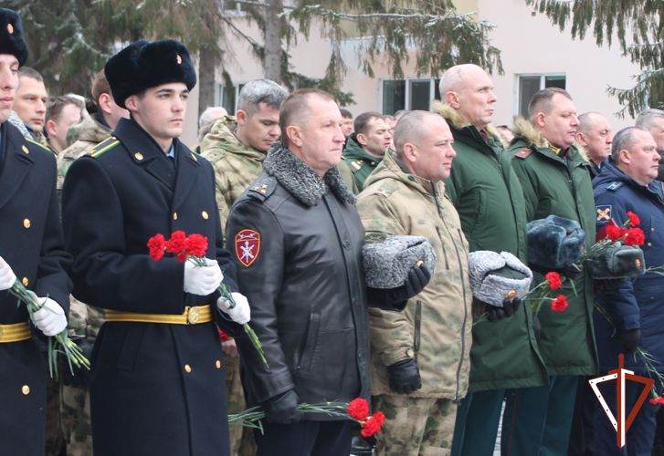 Представители Росгвардии в Кургане почтили память защитников Отечества