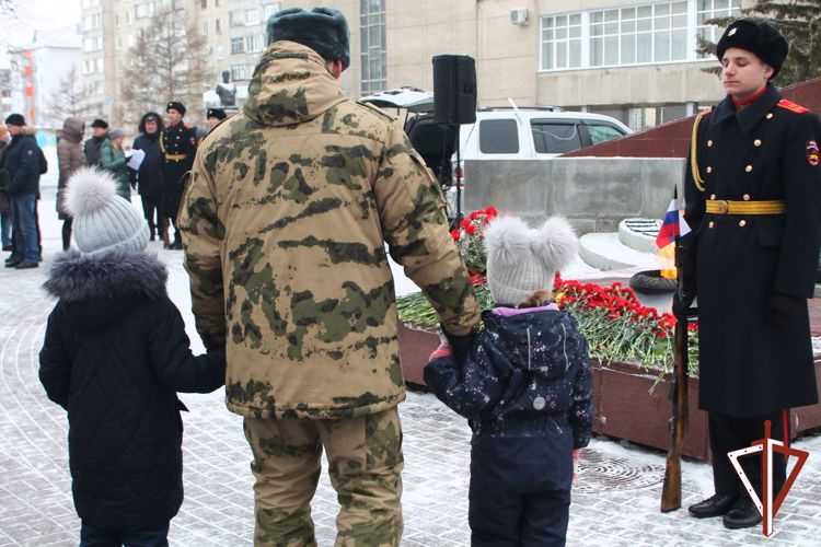 Представители Росгвардии в Кургане почтили память защитников Отечества