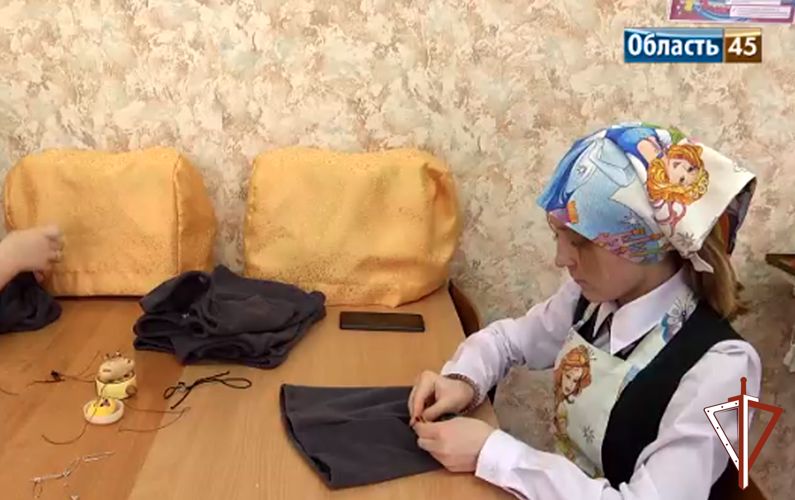 Ветераны Росгвардии и подшефные курганские школьники продолжают акцию «Своих не бросаем» (видео)