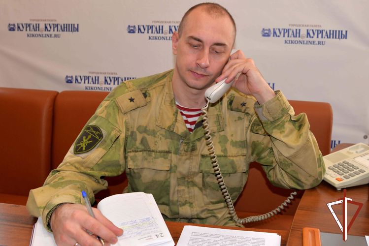 Офицер Росгвардии в ходе прямой телефонной линии ответил на вопросы зауральцев о службе в ведомстве 
