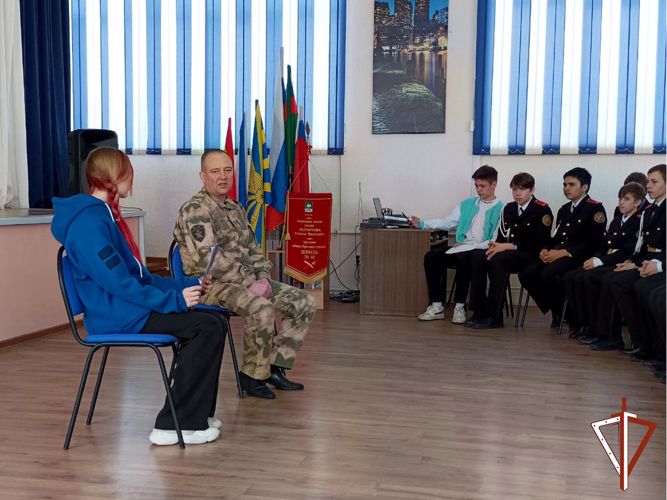 Представитель Росгвардии выступил гостем «Классной встречи» в курганской школе