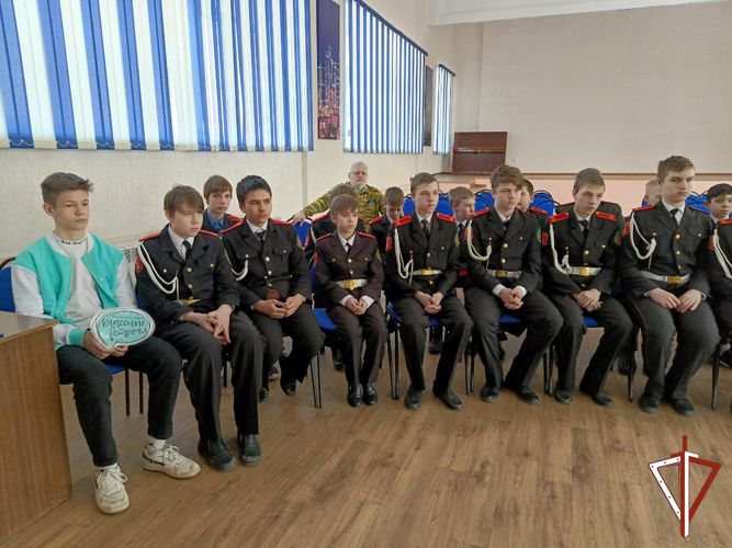 Представитель Росгвардии выступил гостем «Классной встречи» в курганской школе
