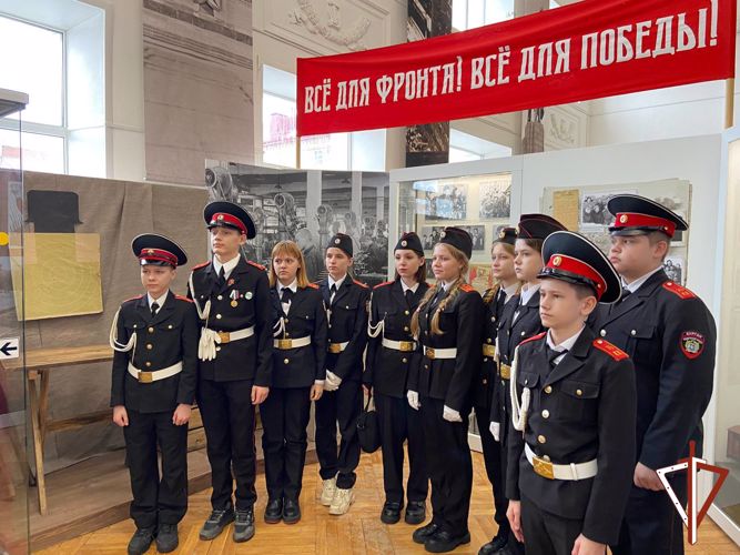 Ветераны Росгвардии организовали патриотическое мероприятие для кадетов в курганском музее (видео)