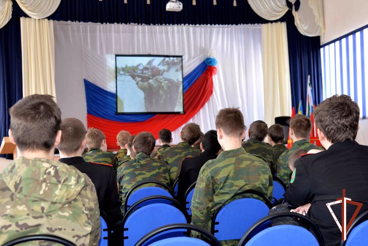 Школьники из Кургана написали письма росгвардейцам — участникам спецоперации