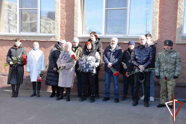 Мемориальную доску спецназовцу Росгвардии открыли в Кургане (видео)