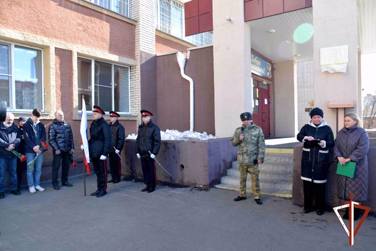 Мемориальную доску спецназовцу Росгвардии открыли в Кургане (видео)