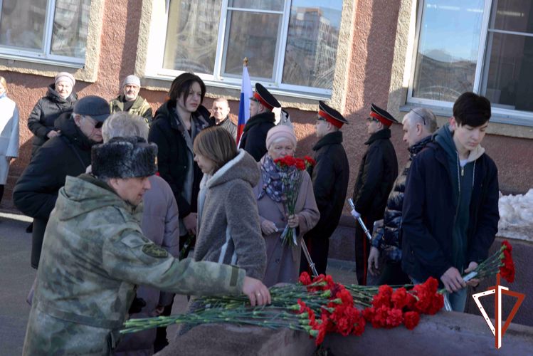 Мемориальную доску спецназовцу Росгвардии открыли в Кургане (видео)