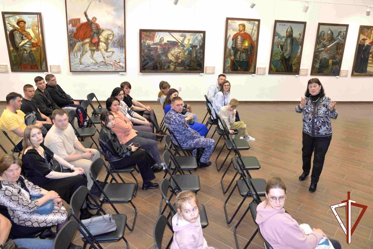 Росгвардейцы - участники СВО из Зауралья посетили с семьями военно-патриотическую выставку питерского художника