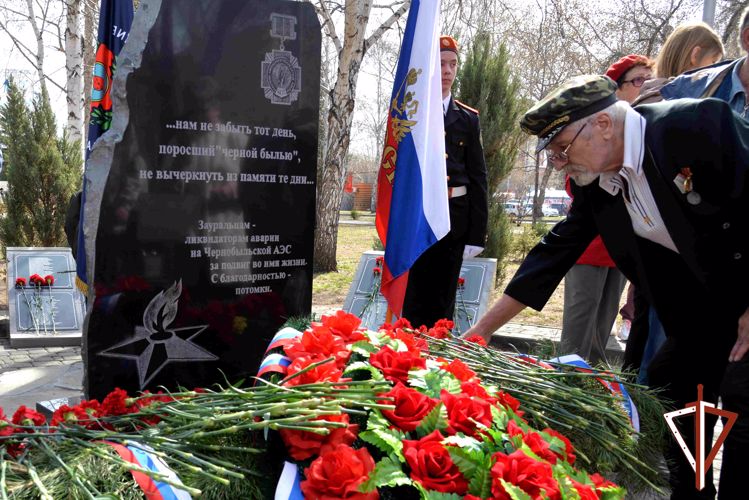 Память зауральцев - ликвидаторов аварии на Чернобыльской АЭС почтили представители Росгвардии