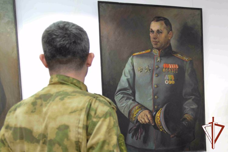 Росгвардейцы - участники СВО из Зауралья посетили с семьями военно-патриотическую выставку питерского художника