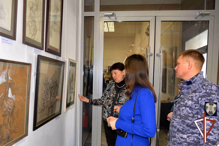 Росгвардейцы - участники СВО из Зауралья посетили с семьями военно-патриотическую выставку питерского художника