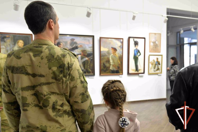 Росгвардейцы - участники СВО из Зауралья посетили с семьями военно-патриотическую выставку питерского художника
