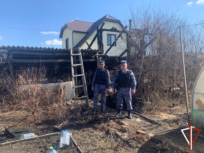 Патруль Росгвардии в Зауралье предотвратил пожар в частном секторе 