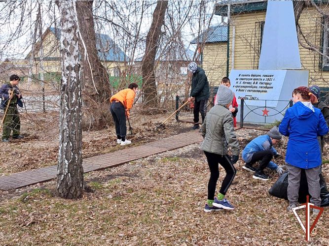 В рамках проекта «На страже памяти» росгвардейцы вместе с подшефными облагородили памятник в Зауралье