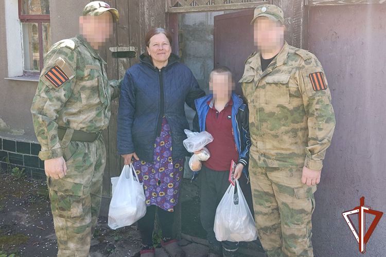 На пасхальной неделе росгвардейцы проводят гуманитарные акции для жителей ЛНР
