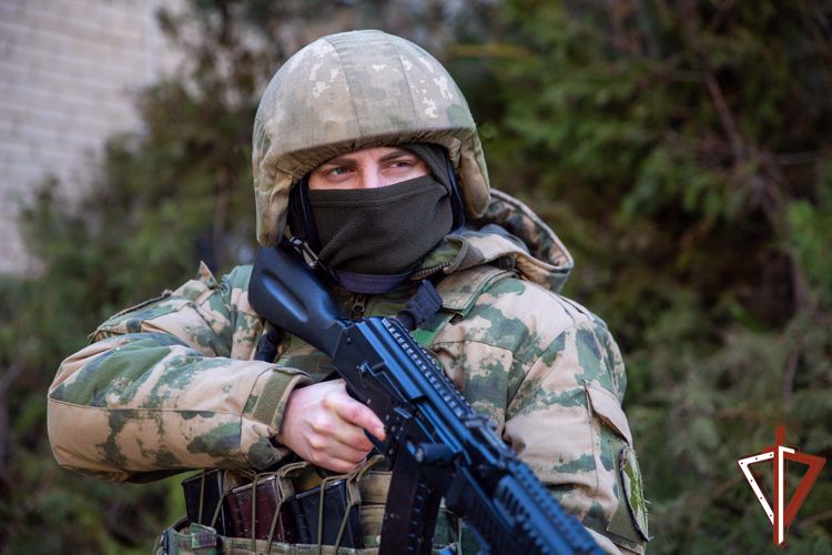 Собиравшего персональные данные сотрудников школ пособника ВСУ выявили росгвардейцы в Запорожской области