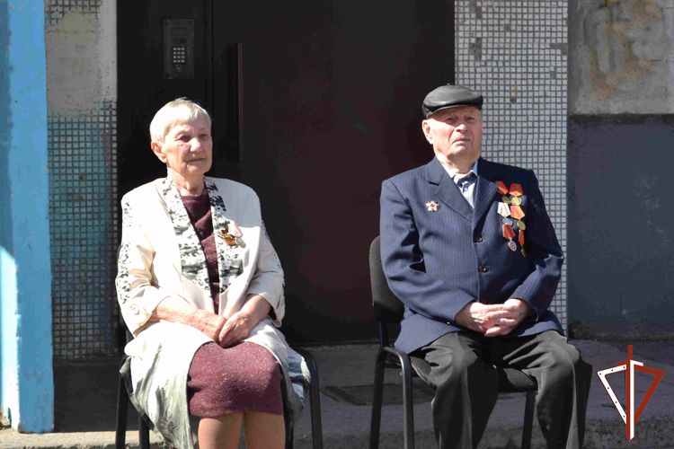 «Парад у дома ветерана» провела Росгвардия в Кургане (фото, видео)