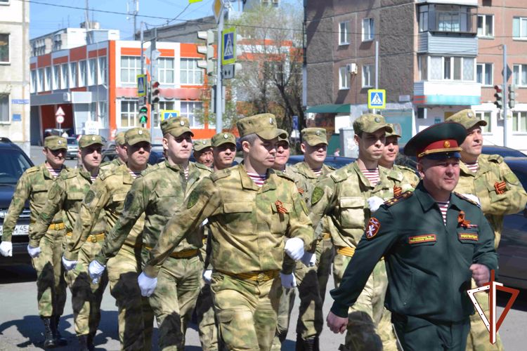 «Парад у дома ветерана» провела Росгвардия в Кургане (фото, видео)