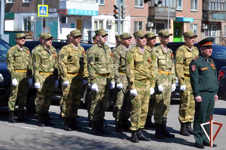 «Парад у дома ветерана» провела Росгвардия в Кургане (фото, видео)
