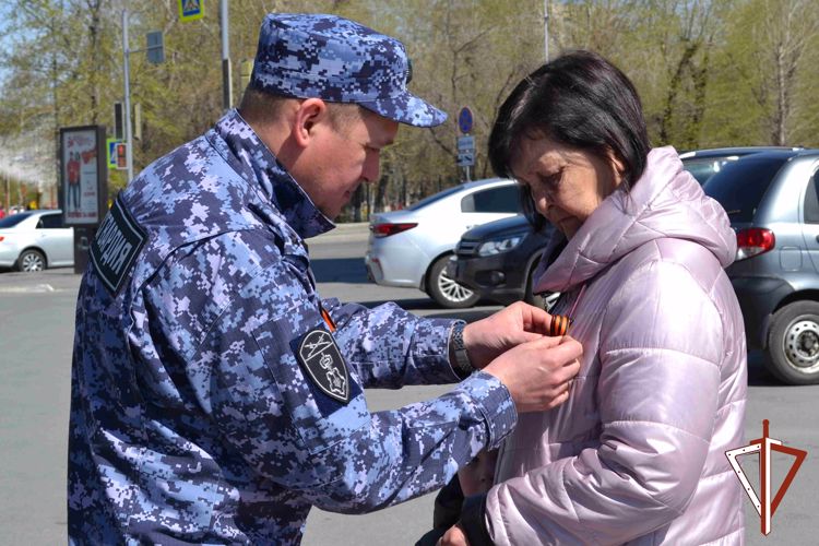 Сотрудники Росгвардии провели в Кургане патриотическую акцию «Георгиевская лента»