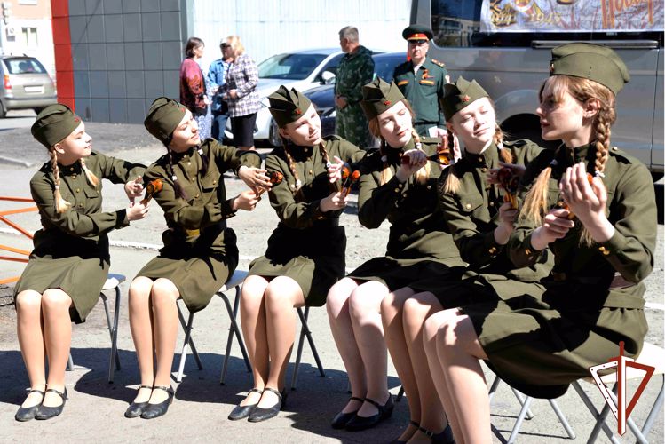 «Парад у дома ветерана» провела Росгвардия в Кургане (фото, видео)