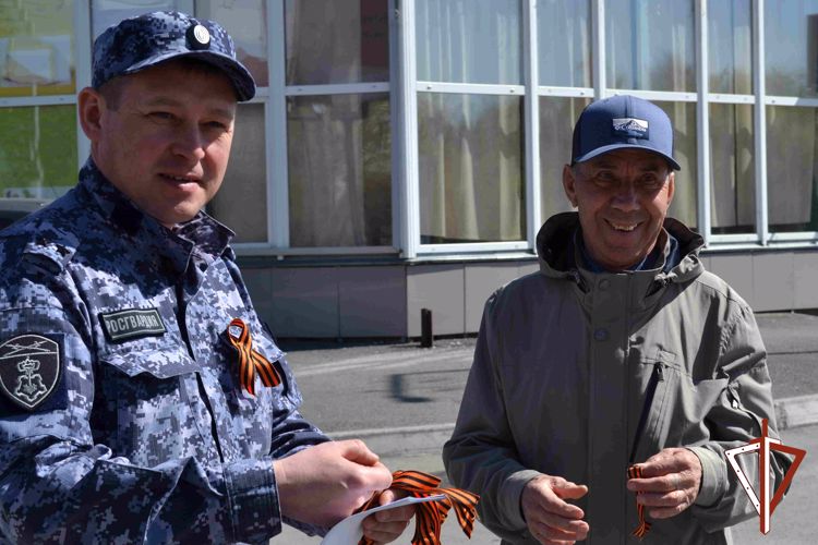 Сотрудники Росгвардии провели в Кургане патриотическую акцию «Георгиевская лента»