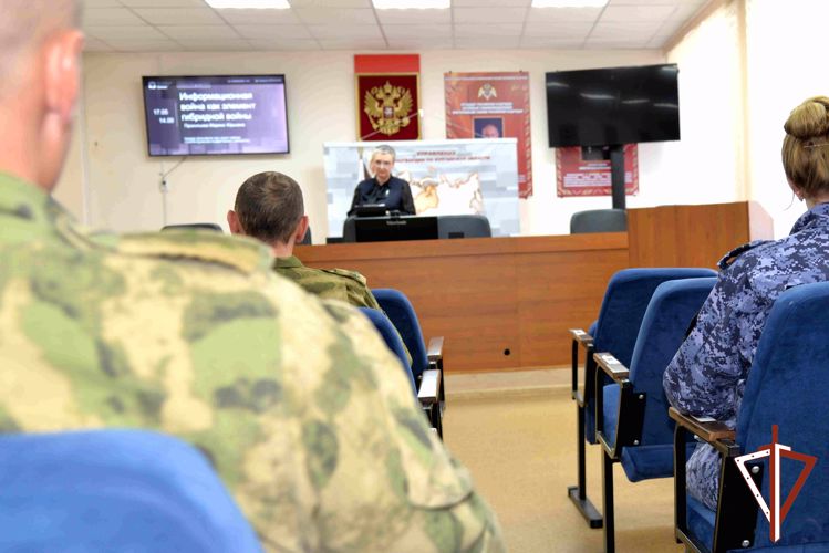 В Кургане росгвардейцы встретились с представителем общества «Знание»