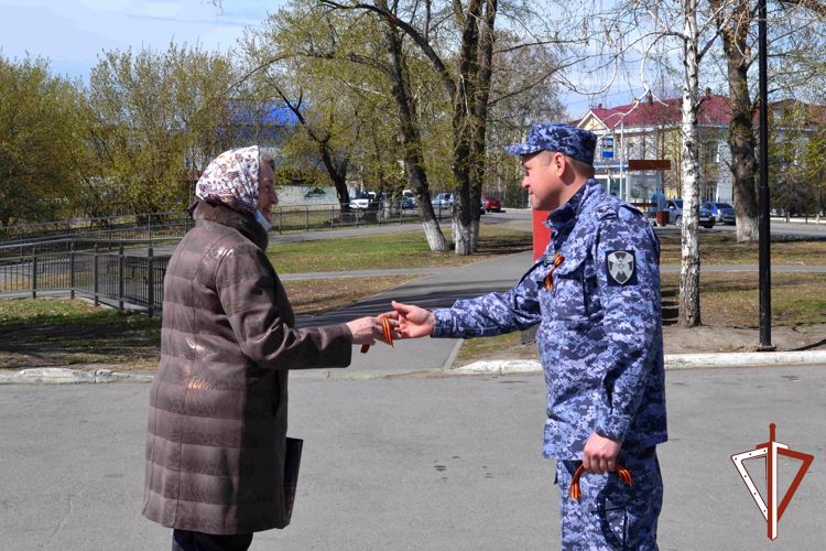 Сотрудники Росгвардии провели в Кургане патриотическую акцию «Георгиевская лента»