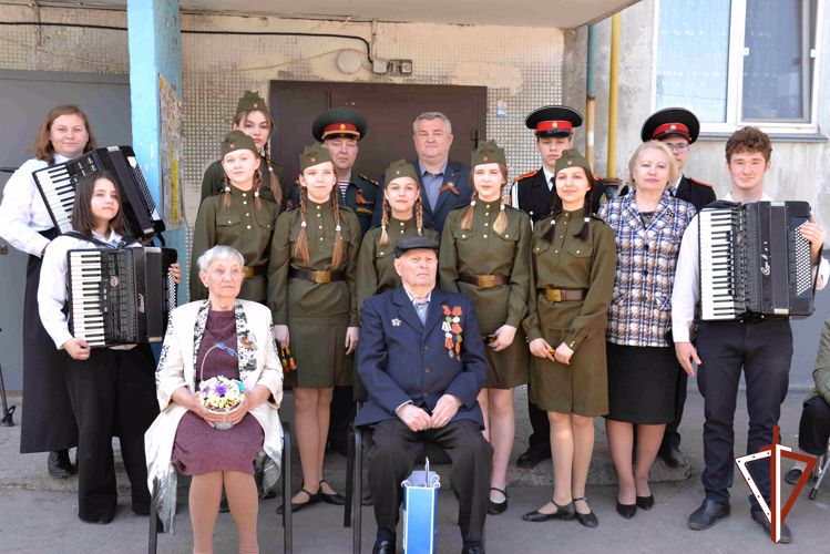 «Парад у дома ветерана» провела Росгвардия в Кургане (фото, видео)