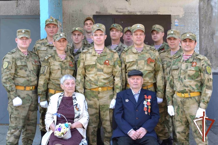 «Парад у дома ветерана» провела Росгвардия в Кургане (фото, видео)