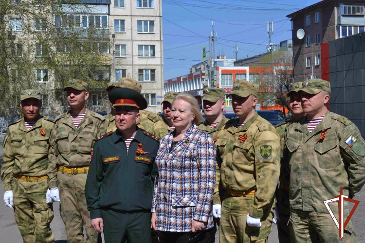 «Парад у дома ветерана» провела Росгвардия в Кургане (фото, видео)