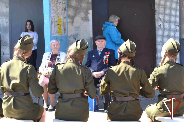 «Парад у дома ветерана» провела Росгвардия в Кургане (фото, видео)