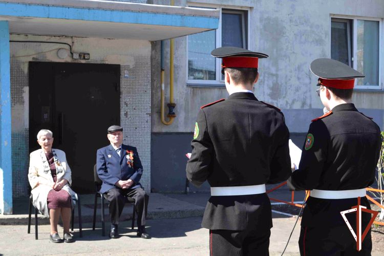«Парад у дома ветерана» провела Росгвардия в Кургане (фото, видео)
